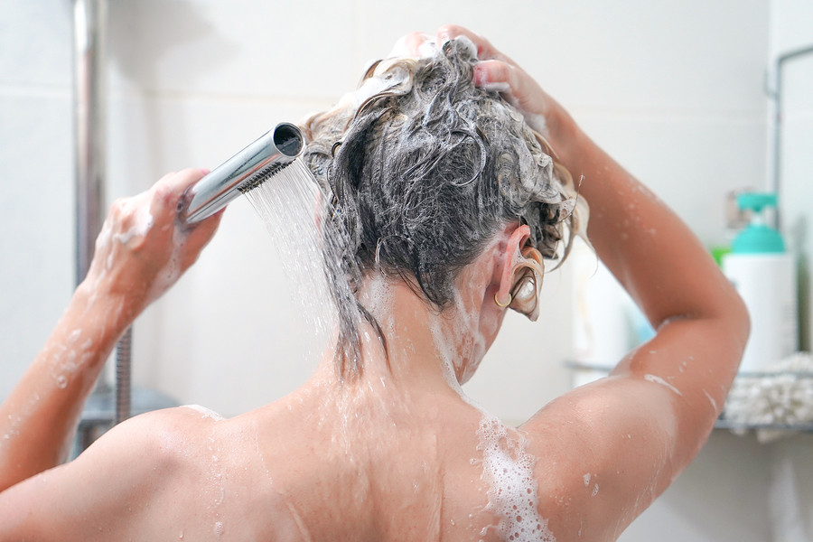 Haarausfall beim Haare waschen vermeiden