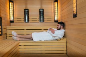 Mann in weißem Handtuch in Sauna