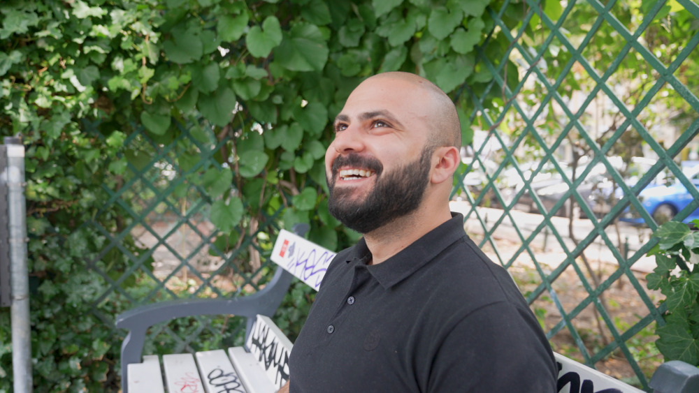 Youssef nach der Behandlung bei Dr. Pigment auf einer Bank
