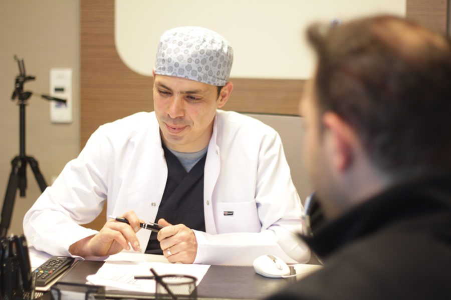 Dr.Ibrahim-mit-Patienten-Biohairclinic